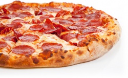 Pizza con pepperoni fondo blanco está rico.jpg