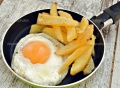 Huevos fritos con patatas fritas.jpg