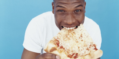 Hombre comiendo pizza feliz.jpg